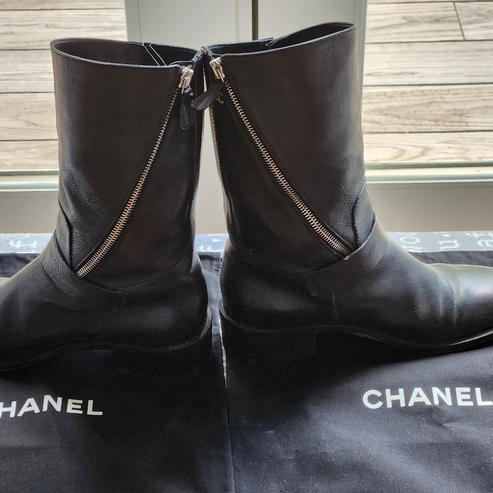 💃💯🎉HOST PICK🎉Chanel Boots 8.5 ladies. 11in high on right side /buckles/zips